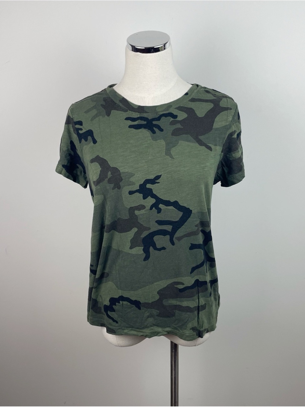 Sanctuary Green Black Camouflage Short Sleeve Tee Shirt Women Medium Casual